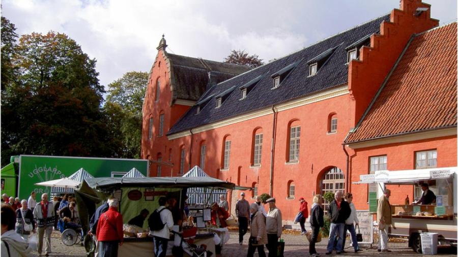 Bondens marknad framför slottet Bild Christer Engstrand